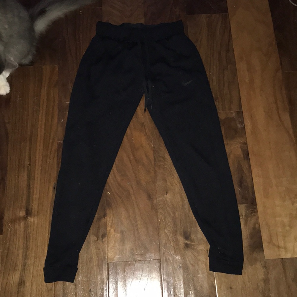 Jaw string Nike joggers.